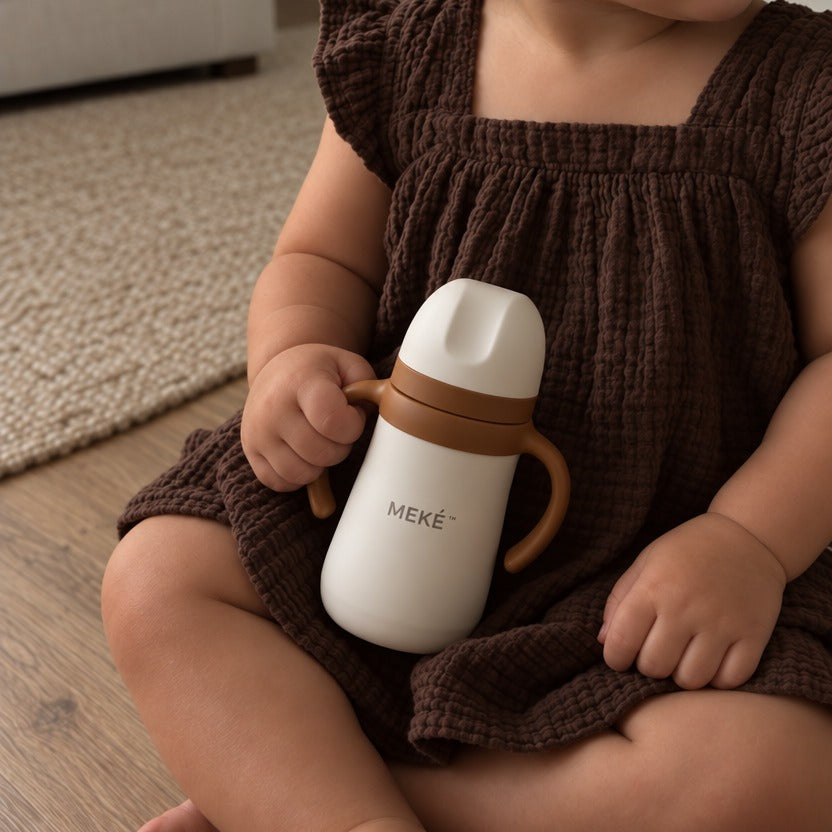 Child holding the MEKEsip transition bottle